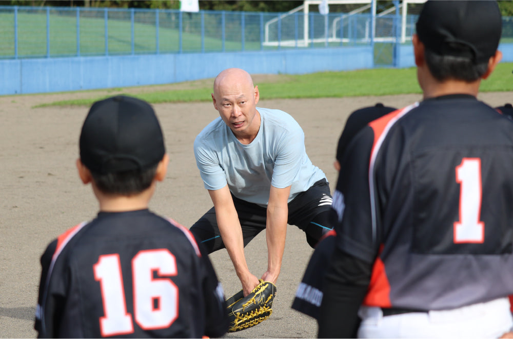 野球指導をする森本稀哲さん