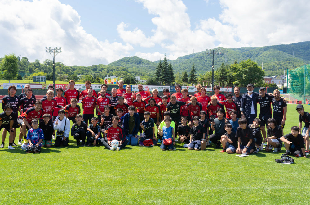 コンサドーレ札幌の選手たちと子供たち
